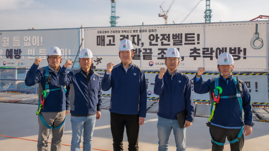 허윤홍(가운데) GS건설 대표가 추락사고 예방 캠페인 참여를 선포하며 안전을 다짐하고 있다. [GS건설 제공]
